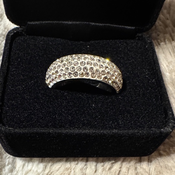 Elegant Silver Costume Crystal Ring - Size 7 - Picture 5 of 5